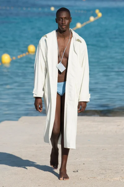 Look 15